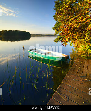 Jetée avec bateau à rames sur le lac, Uckermark, Allemagne Banque D'Images