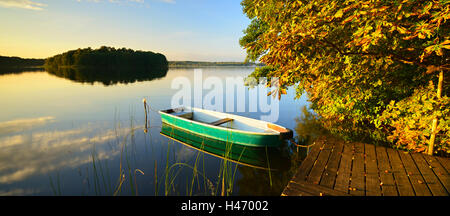 Jetée avec bateau à rames sur le lac, Uckermark, Allemagne Banque D'Images