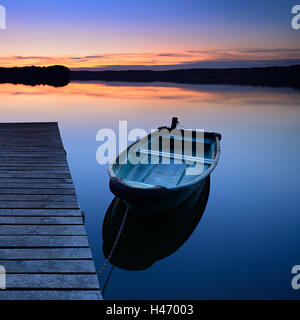 Passerelle avec bateau à rames sur le lac, l'Uckermark district, Allemagne Banque D'Images