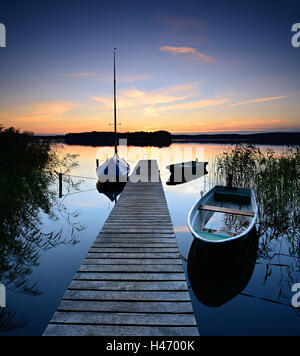 Passerelle avec des bateaux au lac, Uckermark district, Allemagne Banque D'Images