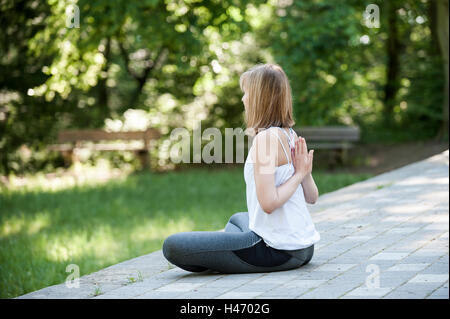 Woman doing yoga exercises Banque D'Images