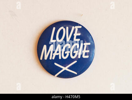 Margaret Thatcher élection générale. 1983 'Love Maggie X' bouton pin badge 1980 HOMER SYKES Banque D'Images