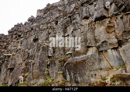 Mur de pierre de lave dans les fissures dans les plaques continentales au parc national de thingvellir Islande Banque D'Images