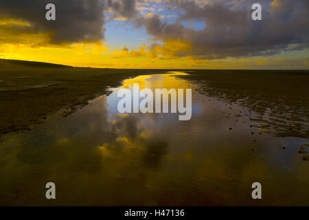 Coucher du soleil reflétée dans channel le vaste domaine de Holkham Beach et réserve naturelle nationale de la baie de Norfolk Banque D'Images