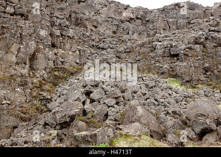 Mur de pierre de lave et éboulis dans des fissures dans les plaques continentales au parc national de thingvellir Islande Banque D'Images