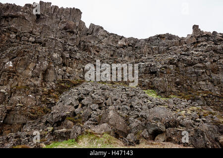 Mur de pierre de lave et éboulis dans des fissures dans les plaques continentales au parc national de thingvellir Islande Banque D'Images