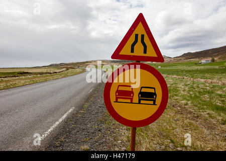 Aucun signe de dépassement sur la route étroite laugarvatnsvegur sur le cercle d'or entre thingvellir et geysir Islande Banque D'Images