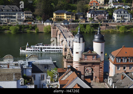 Heidelberg, le vieux pont ou pont Karl Theodor, bridge gate, le Neckar, tourboat de dessus, Bade-Wurtemberg, Allemagne, Banque D'Images