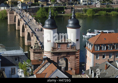 Heidelberg, le vieux pont ou pont Karl Theodor, bridge gate, le Neckar, tourboat de dessus, Bade-Wurtemberg, Allemagne, Banque D'Images