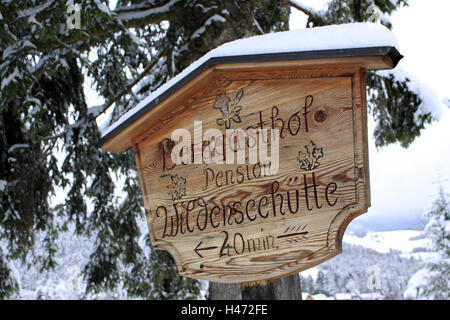 Panneau en bois, auberge de montagne, lac sauvage hut, publicité, conseil, information, Allemagne, Berlin, Mittenwald, alp monde, signe, astuce, signe, signe, auberge, pension de famille, refuge, savage's Lake, de retrait, de façon, l'orientation, rustique, les toits, la neige, la neige, win Banque D'Images