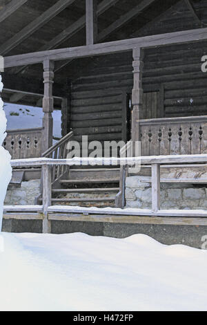 Maison de bois, véranda, hiver, Scandinavie, hutte, cabane en bois, chalet de montagne, chalet en bois, chalet, maison en bois, Terrasse, toit en saillie, escaliers, pont, toit, poutre, neige, neige, neige, neige, hiver, saison, décembre, le repos, le silence, la solitude, les Banque D'Images