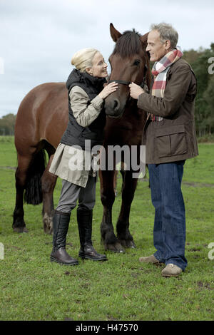 Femme, Homme, le contact oculaire, cheval, course, Banque D'Images