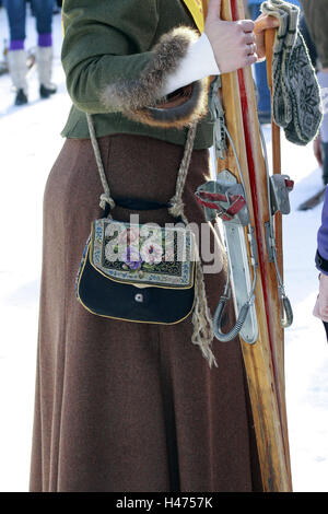Femme, vêtements, ski en bois, avec nostalgie, détail, personne, costume, cape pochette, sac à main, événement, sport, sportily, activité, ski club, la nostalgie de la race, compétition de ski, les traditions, les vêtements, les vêtements, rock, ski, station, ligature ligature par câble, des gants de ski, stick, hist Banque D'Images