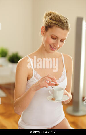 Jeune femme est titulaire d'une tasse à café à la main, Banque D'Images