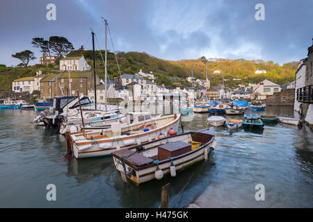 Bateaux amarrés dans le joli port de Polperro, Cornwall, Angleterre. Printemps (mai) 2015. Banque D'Images