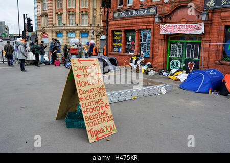 L'expulsion des squatteurs de Ducie Bridge public house mettre les sans-abri de retour dans la rue. Banque D'Images