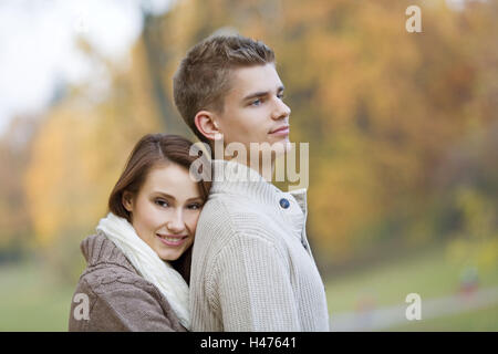 Jeune couple, stand, parc, automne, embrasser, Banque D'Images