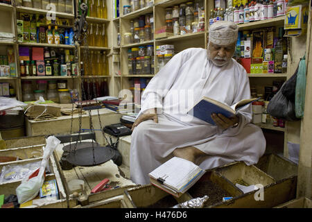 Oman, Muscat, bazar, locale, livre, lire, 112 Muscat, Suk, magasinier, sultanat, monarchie, l'homme, locales, de chargement, de stand de vente, les marchandises générales, les concessionnaires, les vendeurs, les gens, les cadres supérieurs, arabes, de soins, de coiffures, Banque D'Images