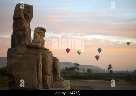 L'Egypte, Luxor, colosses de Memnon, Cisjordanie et aéronautes dans le ciel, Banque D'Images