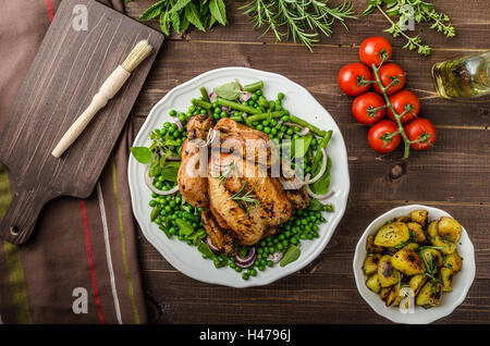 Poulet grillé bio bio, pommes de terre, d'Herbes et légumes de printemps avec, avec de la bière Banque D'Images
