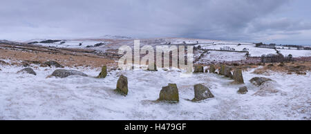 Megalthic stone circle, les Neuf jeunes filles, et sur une neige couverts Belstone commun, Dartmoor, Devon, Angleterre. L'hiver (Janvier) 2015. Banque D'Images