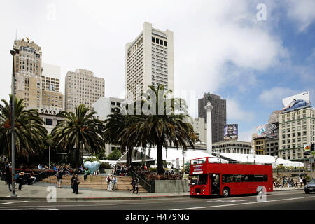 Les USA, California, San Francisco, Union Square, les touristes, la ville, vue sur la ville, centre-ville, bus, visite de la ville, l'espace, les maisons, les habitations, les bâtiments, l'architecture, des boutiques, de la publicité, de palmiers, de rue, visites, passant, personne, le tourisme, Banque D'Images