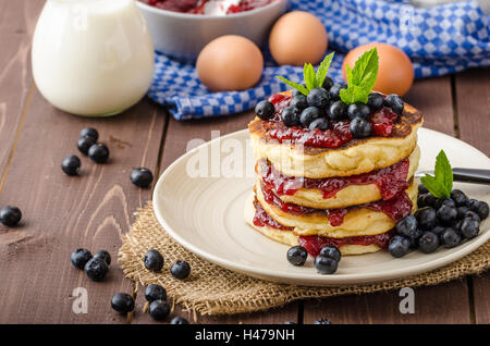 Sans Glutten crêpes avec de la confiture et des bleuets, bio ingrédients sains, de menthe fraîche sur le dessus Banque D'Images