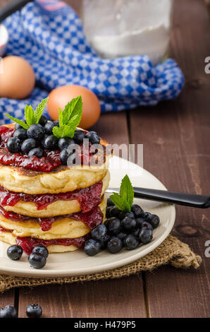 Sans Glutten crêpes avec de la confiture et des bleuets, bio ingrédients sains, de menthe fraîche sur le dessus Banque D'Images