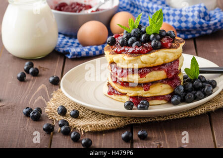 Sans Glutten crêpes avec de la confiture et des bleuets, bio ingrédients sains, de menthe fraîche sur le dessus Banque D'Images