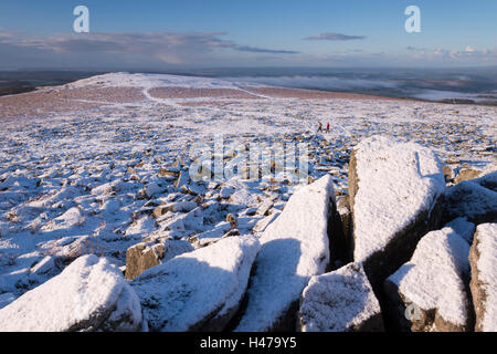 Les promeneurs sur la lande couverte de neige près de Sharpitor, Dartmoor National Park, Devon, Angleterre. L'hiver (Janvier) 2015. Banque D'Images