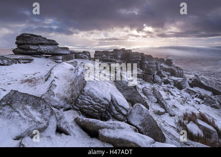 Les roches de granit couvert de neige à Grand Métis Tor, Dartmoor National Park, Devon, Angleterre. L'hiver (Janvier) 2015. Banque D'Images