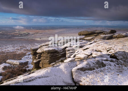 Les roches de granit couvert de neige à Grand Métis Tor, Dartmoor National Park, Devon, Angleterre. L'hiver (Janvier) 2015. Banque D'Images