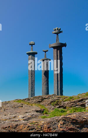 Sverd i fjell monument à Stavanger. Trois immenses épées coincé dans un rocher, commémorant la bataille de Hafrsfjord . Banque D'Images