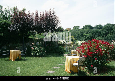 Italie, Toscane, Colle Val d'Elsa, jardin, restaurant, à l'extérieur, gastronomie, roses, fleurs, restaurant de jardin, tables, chaises, séjour, dîner, romantisme, personne, Banque D'Images