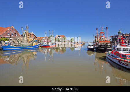 Coupeuses de crabe dans le port Neuharlingersiel, Banque D'Images