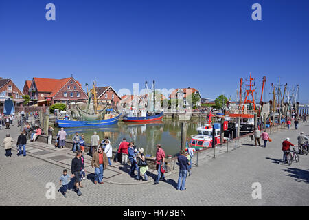 Coupeuses de crabe dans le port Neuharlingersiel, Banque D'Images