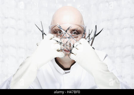 Chercheur scientifique, laboratoire, ciseaux, bornes de raccordement, nombre énorme, attente, recherche, sciences, pharmacologie, médecine, personne, homme, chercheur, médecin, chirurgien, médecin, glatzköpfig, tête chauve, lunettes de sécurité, table, s'asseoir, se déplace, d'un air menaçant, reproche, sérieusement, gants de protection, gants, instruments, chirurgicalement, conception, portrait, intérieur, couleur blanc, couleur, l'humeur Banque D'Images