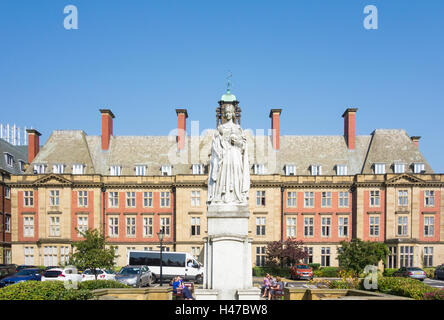 Statue d'une jeune reine Victoria dans les motifs de la Royal Victoria Infirmary (RVI) à Newcastle upon Tyne. UK Banque D'Images