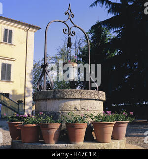 Italie, Toscane, Tu Colle Val d'Elsa, puits, pots, Summers, à l'extérieur, l'eau des puits, des seaux, Pflanzgefäße, fleurs, décoration florale, déserte, Idyll, repos, silence, en milieu rural, Banque D'Images