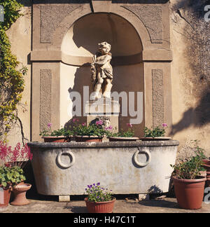 Italie, Toscane, Tu Colle Val d'Elsa, bâtiment, façade, sculpture, décoration florale, façade de maison, niche, à remous, figure, figure de pierre, la sculpture, les pots de plantes, fleurs, bateaux, à l'extérieur, déserte, Banque D'Images