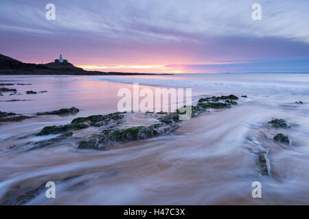 Lever de Soleil sur le phare de Mumbles Swansea Bay, bracelet, Pays de Galles, Royaume-Uni. Hiver (décembre) 2014. Banque D'Images