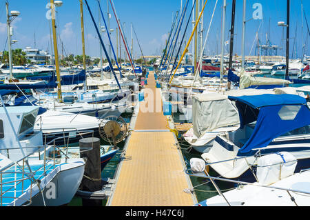 La longue jetée à Larnaka Marina avec de nombreux yachts, bateaux amarrés et Chypre. Banque D'Images