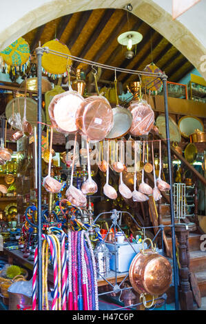 La petite boutique, vente de biens ménagers, ustensiles métalliques et de souvenirs, situé dans le vieux quartier de Larnaca, Chypre. Banque D'Images