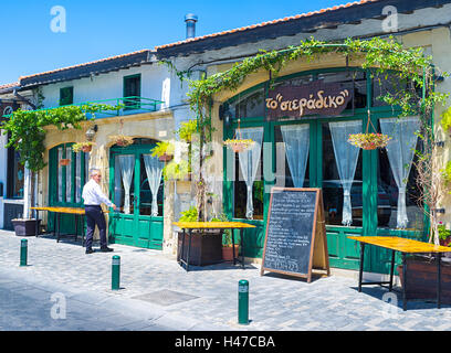 Le café sympa situé dans l'ancien entrepôt par de nombreuses plantes et fleurs en pots, Larnaca, Chypre Banque D'Images