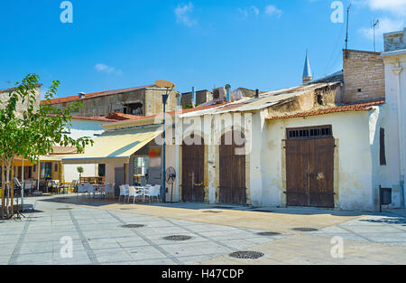 L'château entouré de rues touristiques avec de nombreux cafés, bars et boutiques, à Chypre. Banque D'Images