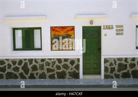 L'Espagne, les Canaries, île de La Graciosa, Caleta del Sebo, entrée privée, sol carrelé photo, art, architecture, tradition, rue, mur de défense, affectueusement, maison, maison, maison d'habitation, d'entrée, porte, accès, carreaux, photo, Banque D'Images