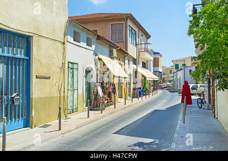 Le vieux Limassol est pleine de vieilles rues étroites avec de petits magasins et cafés, à Chypre. Banque D'Images