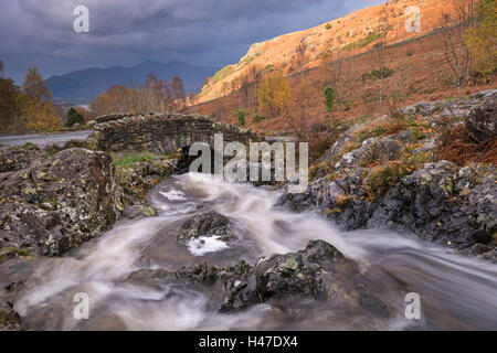 En vertu de l'Ashness Ruisseau-tumbling flux rocheux pont dans le Parc National du Lake District, Cumbria, Angleterre. L'automne (novembre) 2014. Banque D'Images