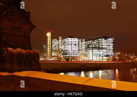 Allemagne, Berlin, nuit, Moltke bridge et de la gare centrale, Banque D'Images