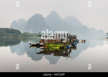 Camping maison en radeau de bambou sur la rivière Li dans les nuages nasty jour dans les régions rurales de Yangshuo, Chine Banque D'Images